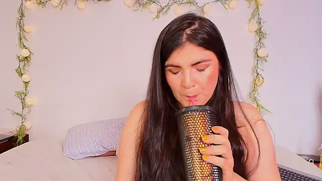 Amara vega online show from April 13, 2026, 4:33 pm