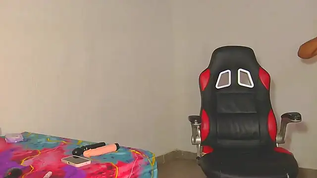 White Porshe online show from September 24, 2025, 3:18 pm