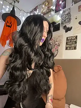 MoonAgnes online show from April 20, 2026, 3:02 pm