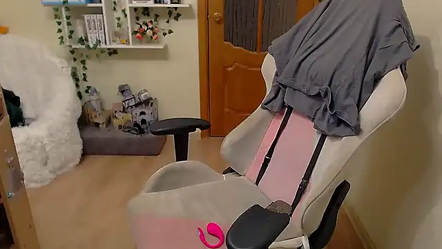 HaleyRoute online show from November 12, 2025, 5:17 pm