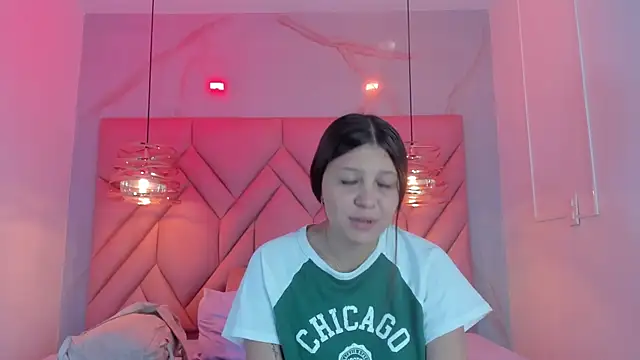 Snapshot of AngelaaCute_ chatting on June 6, 2026, 12:10 pm AngelaaCute online show from June 6, 2026, 12:10 pm