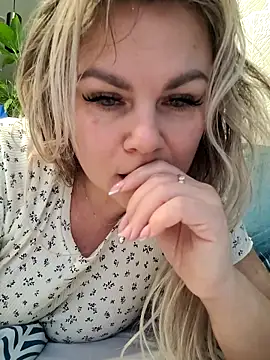 Snapshot of candy_queeen chatting on November 25, 2025, 6:25 am candy queeen online show from November 25, 2025, 6:25 am