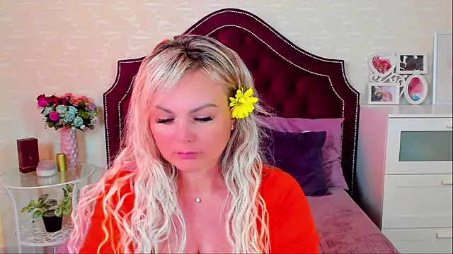 Snapshot of candy_queeen chatting on March 22, 2025, 12:14 pm candy queeen online show from March 22, 2025, 12:14 pm