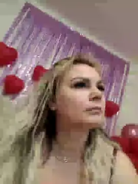 Snapshot of candy_queeen chatting on February 14, 2025, 12:14 pm candy queeen online show from February 14, 2025, 12:14 pm