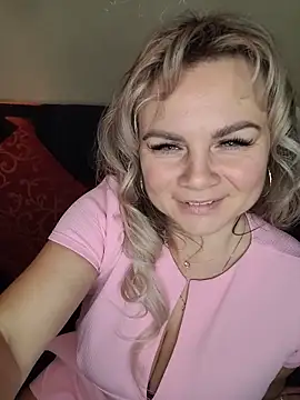 Snapshot of candy_queeen chatting on November 23, 2025, 2:32 am candy queeen online show from November 23, 2025, 2:32 am