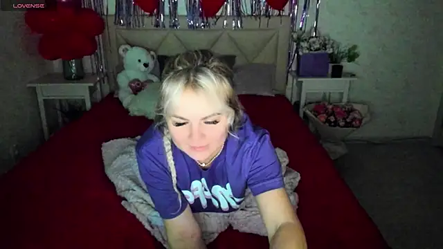 Snapshot of candy_queeen chatting on February 16, 2025, 11:50 pm candy queeen online show from February 16, 2025, 11:50 pm