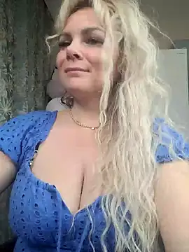 Snapshot of candy_queeen chatting on February 22, 2025, 2:50 am candy queeen online show from February 22, 2025, 2:50 am