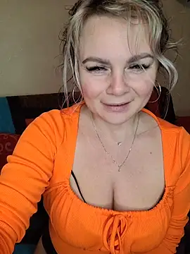 Snapshot of candy_queeen chatting on November 19, 2025, 5:02 pm candy queeen online show from November 19, 2025, 5:02 pm