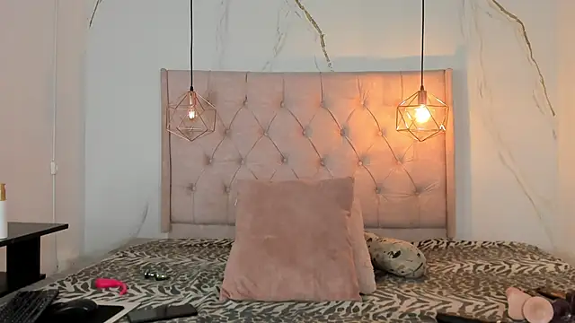 zamira 44 online show from October 21, 2025, 1:54 pm