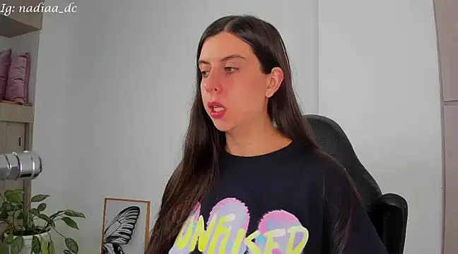 Nadiaa  online show from February 15, 2025, 3:31 am