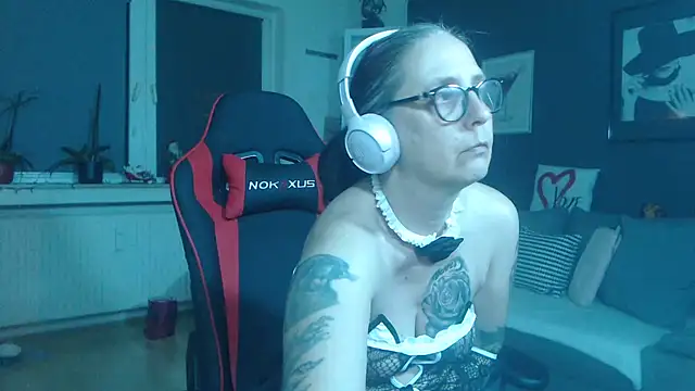 EiskalterEngel74 online show from December 7, 2024, 7:38 pm