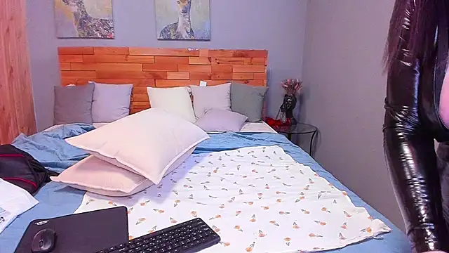 Kendra SXY online show from March 11, 2025, 4:30 am