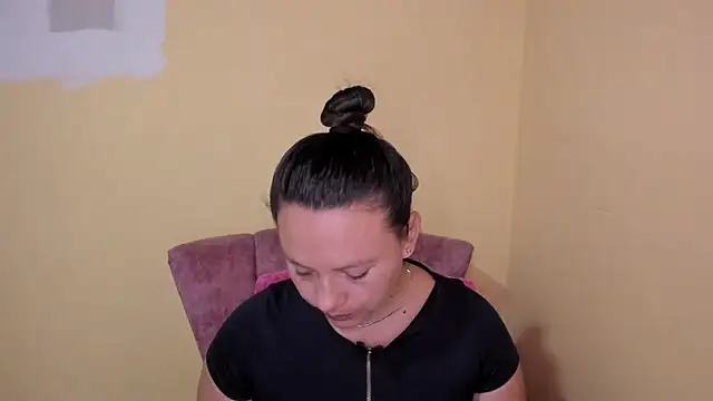 Snapshot of lauraguzman chatting on July 17, 2026, 3:26 am lauraguzman online show from July 17, 2026, 3:26 am