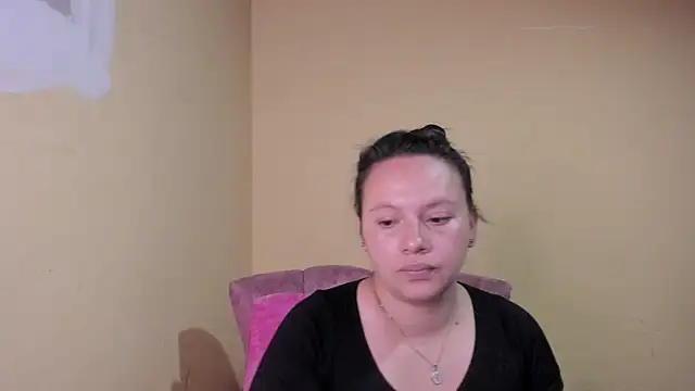 Snapshot of lauraguzman chatting on July 15, 2026, 2:40 am lauraguzman online show from July 15, 2026, 2:40 am