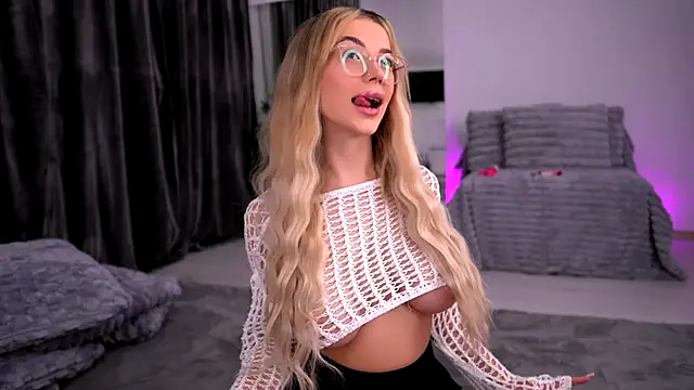 KylieJoyce online show from October 3, 2025, 8:10 pm