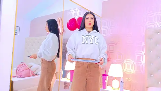 Snapshot of Mia-Monroe chatting on February 13, 2026, 7:25 pm Mia-Monroe online show from February 13, 2026, 7:25 pm