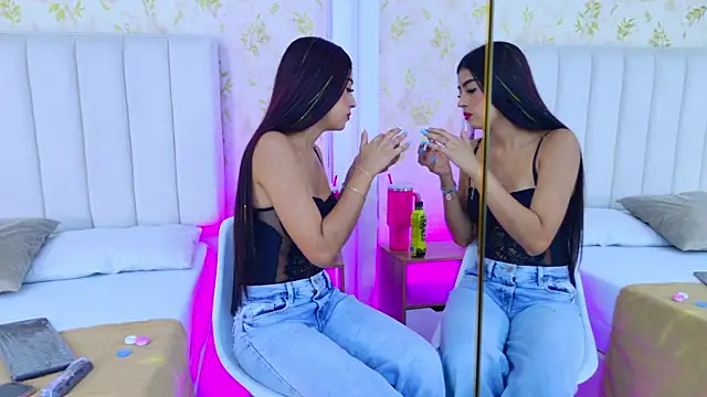 Mia-Monroe online show from October 6, 2025, 7:47 pm