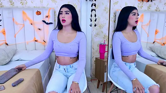 Mia-Monroe online show from October 17, 2025, 7:48 pm