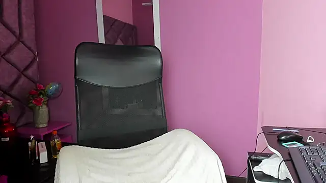 Sarah Hornny online show from March 9, 2025, 7:12 am