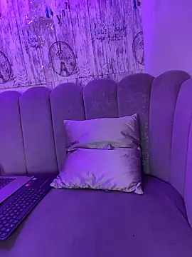 AbyThompson online show from November 17, 2025, 2:21 pm