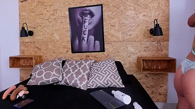 Elizabeth Santos online show from March 18, 2025, 7:55 pm