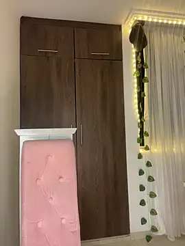 lina pink online show from February 3, 2026, 4:21 am