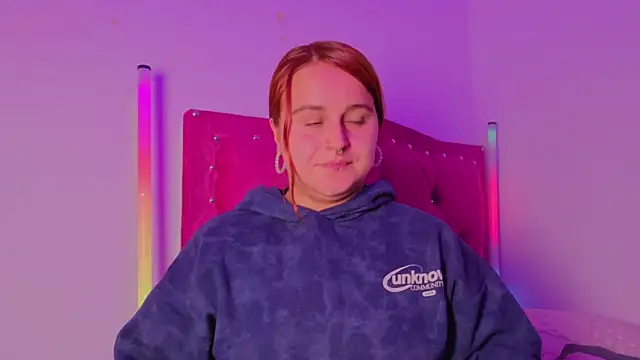 Snapshot of evy_orange1 chatting on December 3, 2025, 12:23 am evy orange1 online show from December 3, 2025, 12:23 am