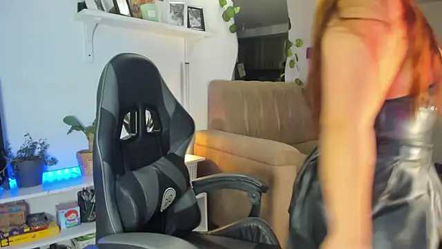 Snapshot of evy_orange1 chatting on February 4, 2026, 12:05 am evy orange1 online show from February 4, 2026, 12:05 am