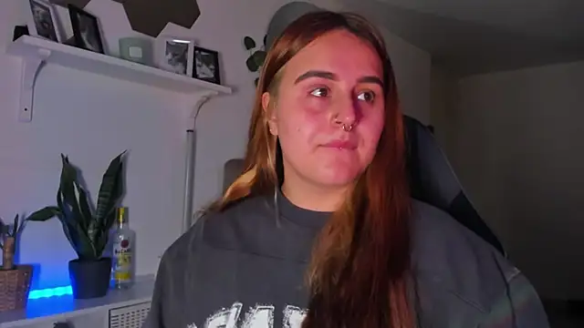 Snapshot of evy_orange1 chatting on February 11, 2026, 2:44 am evy orange1 online show from February 11, 2026, 2:44 am