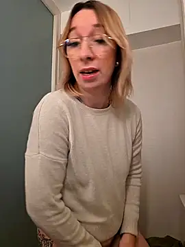 Snapshot of Giuliana_baby chatting on November 17, 2025, 9:19 pm Giuliana baby online show from November 17, 2025, 9:19 pm