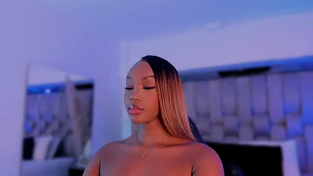 Snapshot of ChaynnaCooper chatting on October 13, 2025, 4:25 am ChaynnaCooper online show from October 13, 2025, 4:25 am