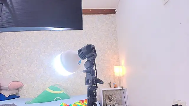 nicol f online show from October 31, 2025, 7:21 pm