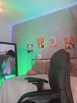 nahiarapalmer19 online show from October 7, 2025, 11:39 pm