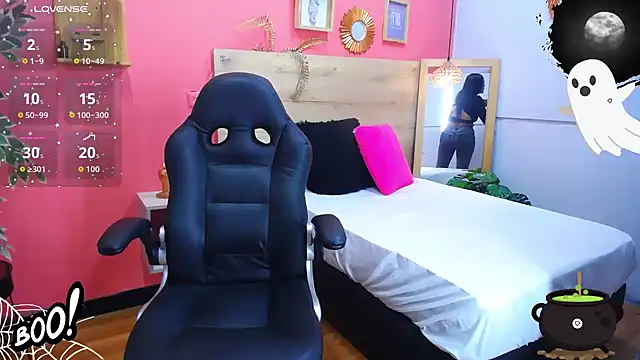 scarlet-foox online show from October 6, 2025, 7:25 pm