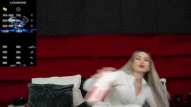 Snapshot of MinnieMe chatting on October 19, 2025, 6:43 pm MinnieMe online show from October 19, 2025, 6:43 pm