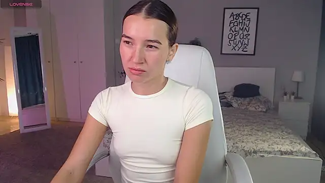 Bellla Haddid online show from October 10, 2025, 1:06 am