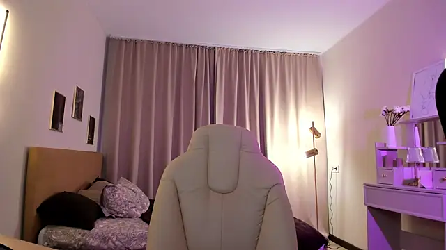 Bellla Haddid online show from November 14, 2025, 1:53 am