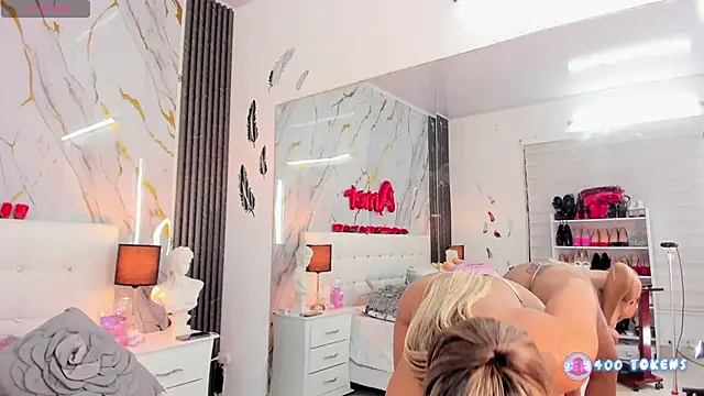 EmilyLeah  online show from September 24, 2025, 1:50 pm