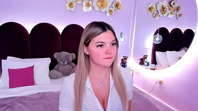 Snapshot of ZaraBloom chatting on December 16, 2025, 3:27 pm ZaraBloom online show from December 16, 2025, 3:27 pm