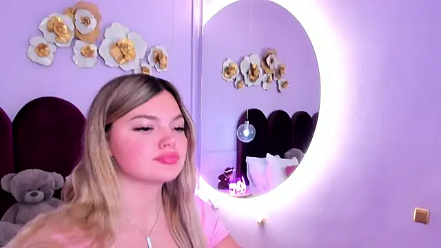 Snapshot of ZaraBloom chatting on December 19, 2025, 4:16 am ZaraBloom online show from December 19, 2025, 4:16 am