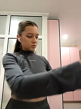 AliceBrayan online show from December 17, 2025, 5:07 pm