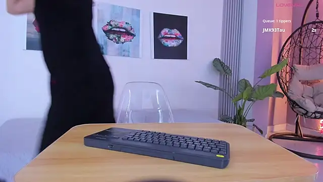 Angela donnato online show from November 7, 2025, 3:33 am