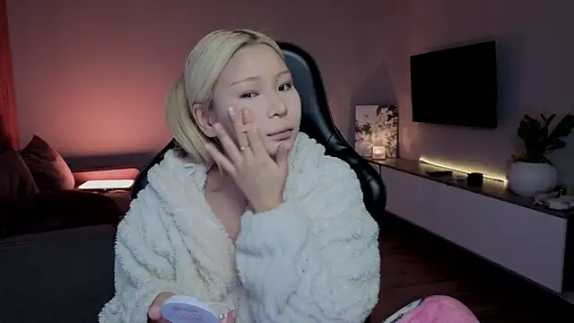 RileyMee online show from March 12, 2026, 3:56 am