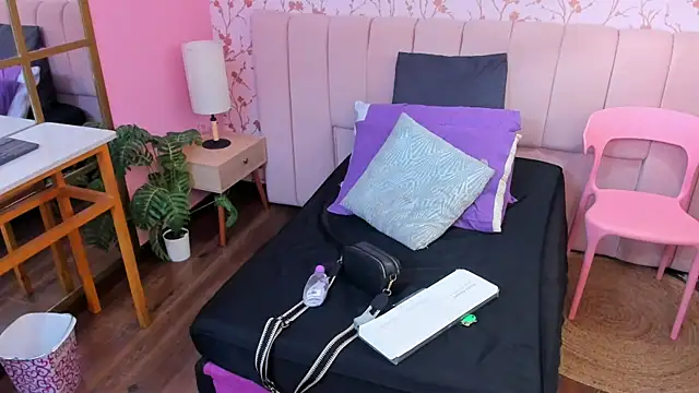 amber-hill online show from October 17, 2025, 7:04 pm