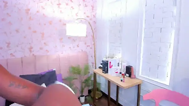 amber-hill online show from November 12, 2025, 7:18 pm