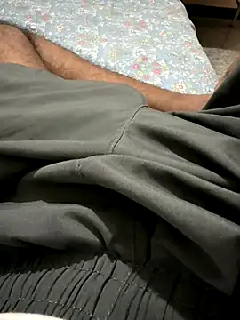 Yours daddy6728 online show from December 4, 2025, 1:32 pm