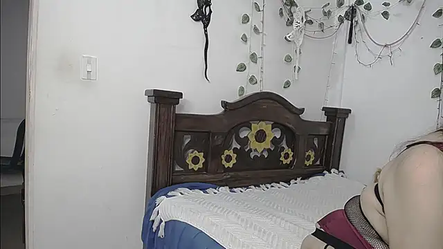 DominaLeona online show from May 25, 2026, 9:24 pm