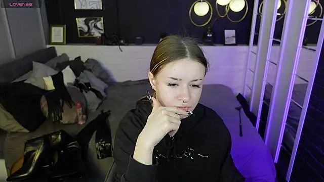 Lily Moonlight online show from March 6, 2025, 7:47 am