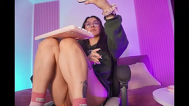 Snapshot of leila_petitee_ chatting on February 8, 2026, 2:15 pm leila petitee online show from February 8, 2026, 2:15 pm