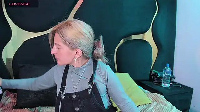 GiaRoussel online show from March 3, 2026, 4:03 pm